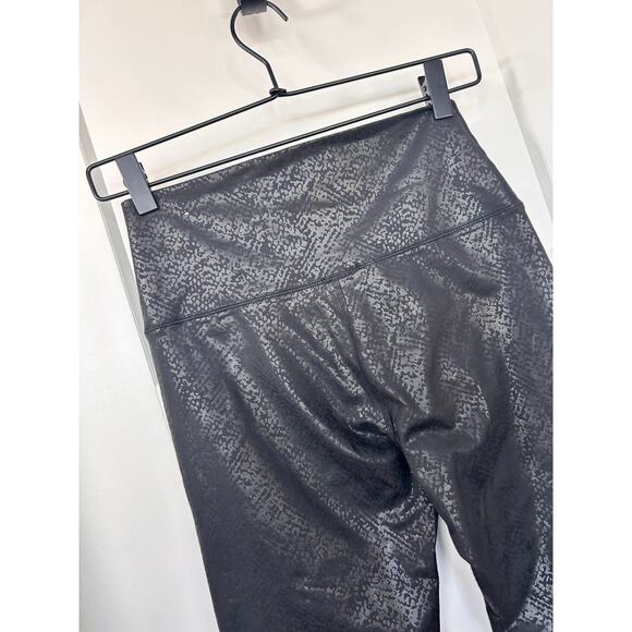 Offline by Aerie Womens The Hugger High Waisted Crackle Leggings Black SZ Medium - Picture 6 of 10